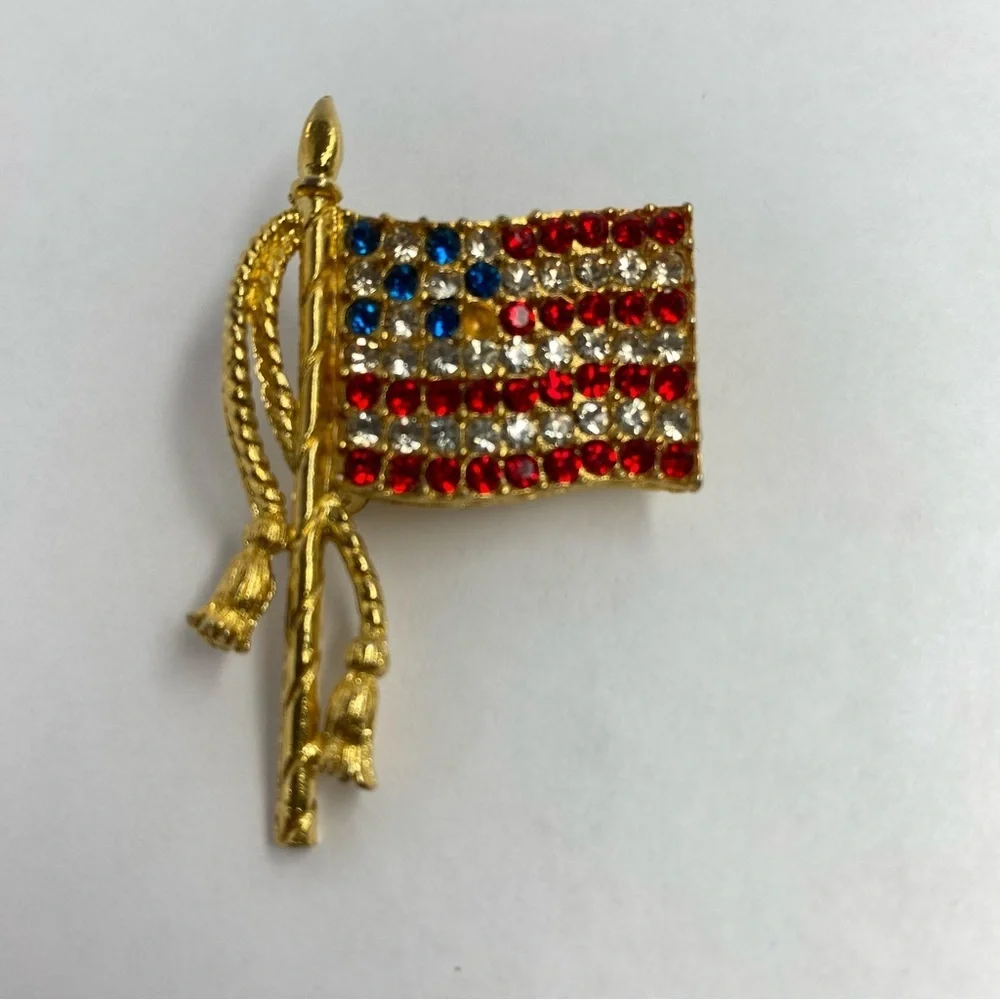 Vintage Rafaelian Rhinestone American Flag With Wreath Brooch Set Patriotic